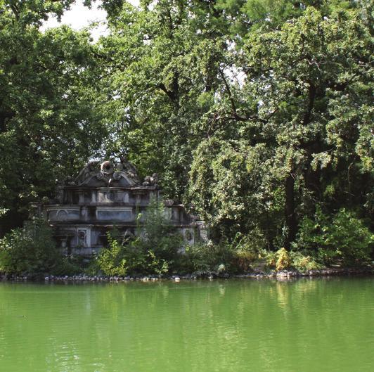 La struttura della fontana rappresenta il fiume Taro e il torrente Parma, personificati ai lati della conchiglia. Negli anni 90 è stata oggetto di restauro. 1 km Piazza della Pace.