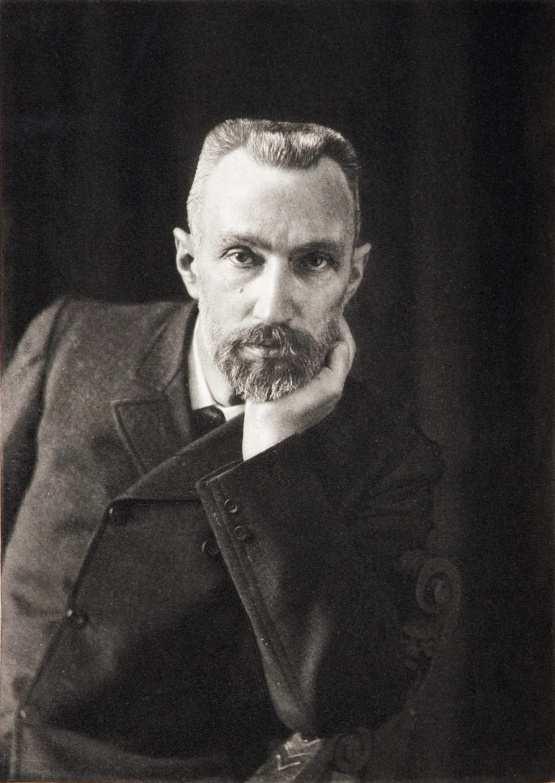 Il matrimonio A Parigi incontra PIERRE CURIE, un professore di fisica, che il 26 luglio 1895 diventa non solo suo marito