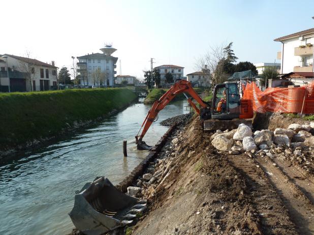 Interventi in atto del Consorzio Ecco l elenco aggiornato dei cantieri di manutenzione straordinaria che il Consorzio ha in corso: - roggia Tesinella, espurgo e risezionamento per un'estensione di