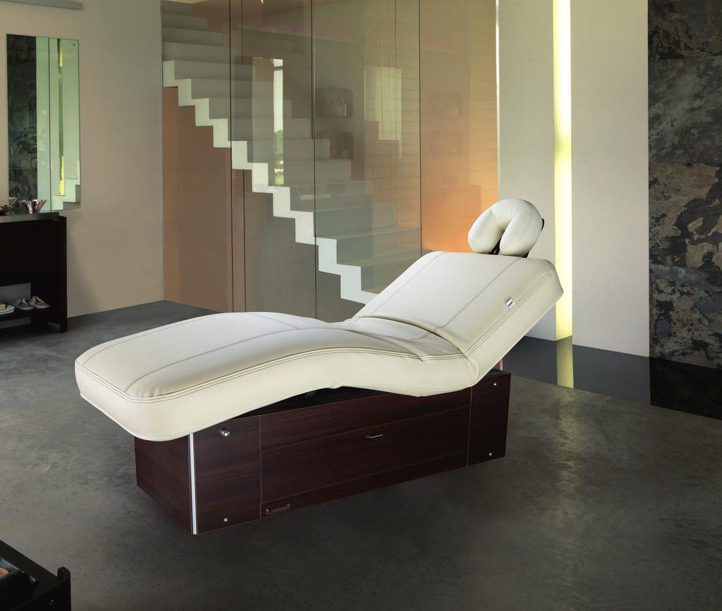 All the treatment tables of the CLASSIC line feature the traditional mattress with American headrest, or the face hole on the back and are suitable for body massages and facial treatments.
