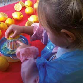 La manipolazione Il bambino scopre manipolando materie nuove come la farina di mais, ortaggi, frutta, creta, pasta salata, pasta