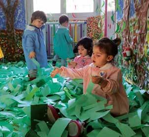 6 L OFFERTA FORMATIVA 7 PROGETTI SCOLASTICI La mensa Le maestre si adoperano perché i bimbi si accostino al cibo con curiosità e