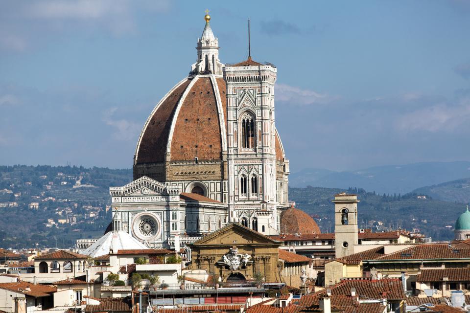 Rivestito di marmi bianchi, rossi e verdi come quelli che adornano la Cattedrale, il maestoso campanile a base quadrata, è considerato il più bello d'italia.