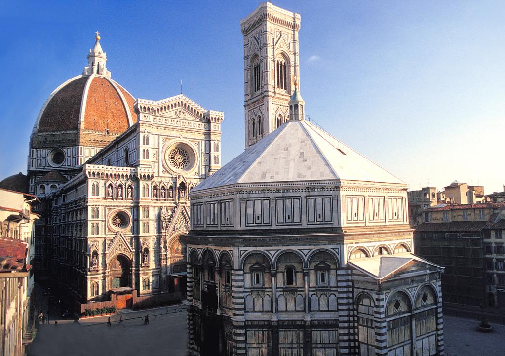 Rivestito di marmo bianco e lastre bianche e verdi,è coperto da una cupola a otto spicchi poggiante sulle pareti perimetrali.