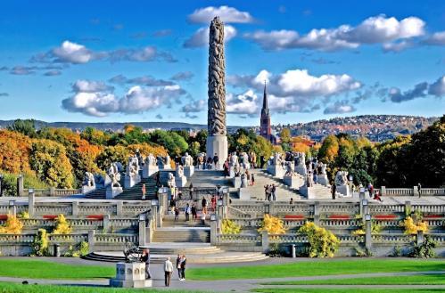 Andiamo poi a visitare il Vigeland park, un bellissimo parco con tantissime sculture di Gustav Vigeland, ed un pilastro monolitico che raffigura una massa di forme umane che si contorcono ora