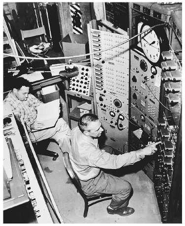 La scoperta del Neutrino 1956: Un gruppo di fisici guidato da Clyde Cowan e Frederick Reines rivela per la prima volta gli antineutrini ( ν e ) emessi dal reattore della 321 centrale nucleare di