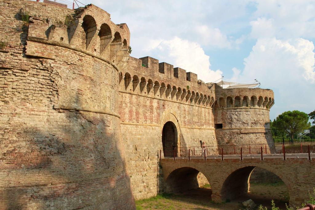 Proseguiremo poi per un ottima pausa pranzo in un ristorante tipico toscano e nel pomeriggio ci dirigeremo verso Colle Val d Elsa, una piccola città di grande fascino, celebre per le sue case torri e