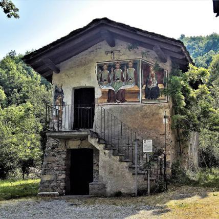 La valle Grana Da sempre è culla di sapori unici: qui nasce il Castelmagno, uno dei formaggi più apprezzati ed imitati d'italia, perfettamente accompagnato da pregiate produzioni agricole biologiche