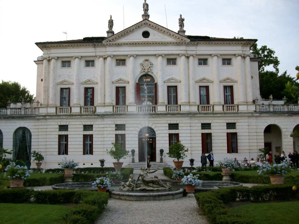 24 giugno 2011 All inizio della conviviale il presidente Giuseppe Trevisan ha conferito ai nostri soci Salvatore Maiello e a Pierino Michielan il riconoscimento del Paul Harris Fellow con a fianco il