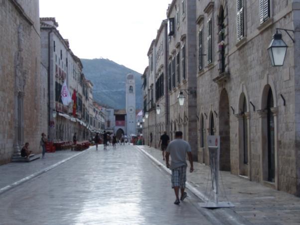 Ci godiamo il tutto fino alle 17,30, poi ci buttiamo nuovamente verso Dubrovnik e ad Orasac troviamo posto all autocamp PECA.