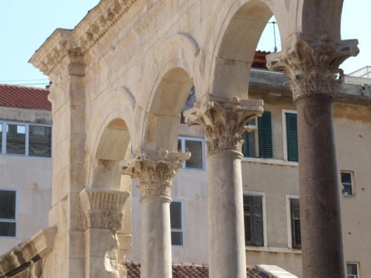 37 che ci porta a Split (Spalato). La città è ancora fresca e tranquilla, ci godiamo la colazione in un bar sul lungomare.