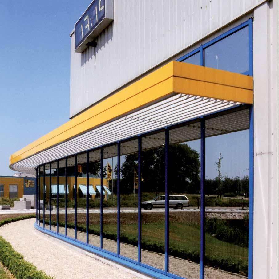 100 C Lupak Metal 100 C è un sistema di protezione solare a lame fisse, particolarmente indicato per ricoprire e riqualificare facciate di edifici industriali.