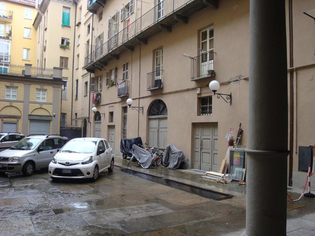 immobiliare è ubicata all interno di cortile condominiale con accesso carraio dal civico 4 di via del Carmine, nel territorio della Circoscrizione 1, a 350 m da piazza Statuto, a 600 m dall Ospedale