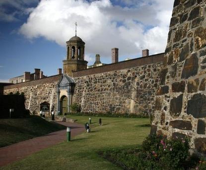 Il Castello di Buona Speranza venne costruito dagli Olandesi nel 1666, o fu eretto sul lungomare di Città del Capo. È oggi circondato da una serie di altri monumenti e luoghi di interesse storico.