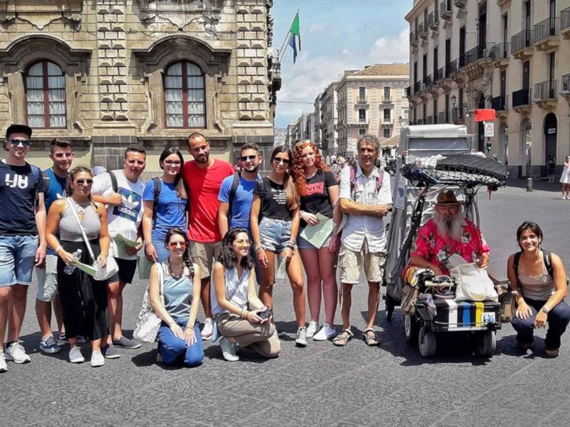 carrozzina elettrica 1 Ingresso trionfale oggi, domenica 14 luglio, a Catania: conclusa l impresa Rotellando verso Sud E stato faticoso, ma siamo contentissimi.