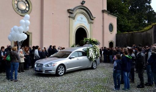 Abbadia, l addio a Nicolò: Sboccerai un giorno come un fiore 3 della scuola materna di Abbadia, ciascuno dei quali stringeva tra le mani una rosa bianca e un palloncino, poi liberato una volta giunti