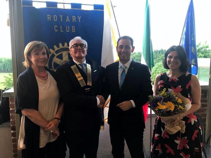 Presenti alla serata con il Governatore, il segretario Alessandro De Lucchi, l'assistente William Brignone, il presidente Rotary Cuneo Luigi