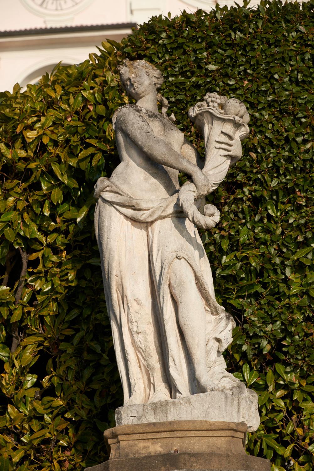 SCULTURE DEL CANCELLO C'è un grande cancello che separa Villa Carlotta dalla strada. Lo vedi? Sopra ci sono 12 statue molto antiche. Eccone due: Flora e Pomona, due figure mitologiche.