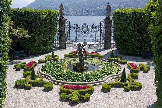 GIARDINO ALL'ITALIANA Che meraviglia il giardino che hai di fronte! Si tratta della parte più antica del parco di Villa Carlotta e viene chiamata giardino all'italiana.
