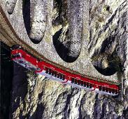 Da una parte la linea del Bernina, pittoresca e fiabesca, tratta della trasversale alpina più alta di tutta Europa, dall altra il tracciato dell Albula, spettacolare e impervia ferrovia di montagna