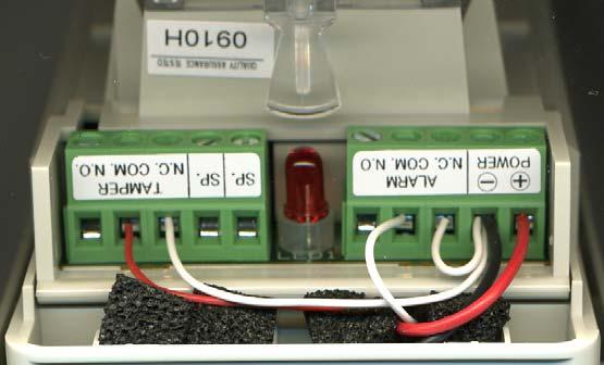 Collegare un filo rosso Ø 0,50, sul morsetto TAP (Tudor Alimentazione Positivo sensori esterni), Collegare un filo bianco Ø 0,22, sul morsetto NC (comando di allarme).