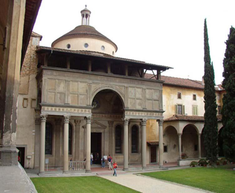 La Cappella Pazzi, utilizzata come luogo di adunanza, dai frati di Santa Croce, è preceduta da un atrio su sei colonne corinzie che affiancano l arco centrale.