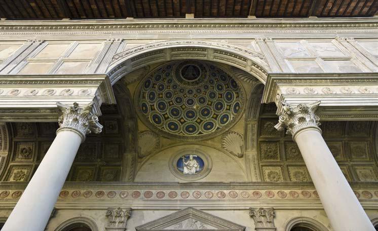 Ai lati della porta si aprono due alti finestroni centinati, incorniciati dalle lesene che corrispondono all'altezza delle colonne del portico.
