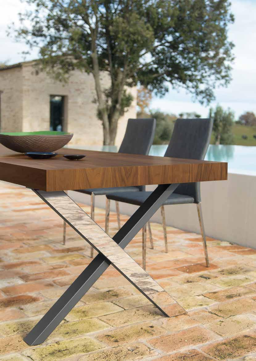 58 /FRIULSEDIE Catalogo 2017 Tavoli Elite Elite tables 59 Menphis T51 Menphis T51 Telescopico / Menphis T51 Telescopic _Tavolo Menphis T51, metallo antracite con inserto inox lucido, piano Noce