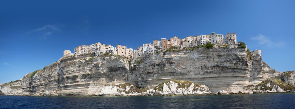 Bonifacio, il Golfo di Sperone, le Isole Lavezzi... vi raccomandiamo vivamente un'escursione in barca per poter ammirare come si conviene la bellezza delle grotte naturali, numerose in questa zona.