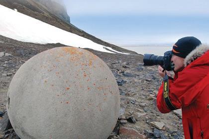 Franz Josef Land è anche sede di alcune interessanti aspetti geologici, come le misteriose sfere di pietra su Champ Island.