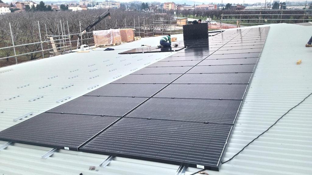 ricoperto da pannelli fotovoltaici che sono parte integrante della copertura stessa.