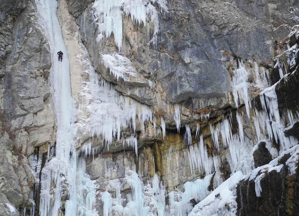 4 Allora l arrampicata su cascate di ghiaccio era già stata praticata da diversi alpinisti, seppur si trovasse ancora agli albori rispetto alla diﬀusione di cui gode oggi.