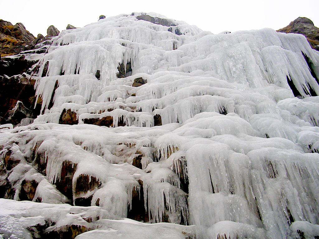 6 Nel 1991, a soli 18 anni, a Ortolano di Campotosto (L Aquila) Arbore scala una cascata di ghiaccio per la quale propone il grado 6 di diﬃcoltà, quando era ancora il grado massimo scalato in Italia