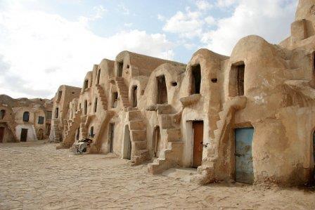 7 giorno / Ksar Ghilane Matmata Medenine - Djerba Prima colazione e partenza con un minibus (o in 4x4) verso nord. Si raggiunge Matmata un luogo davvero curioso.