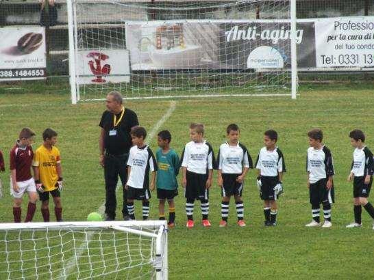 SS MARTIRI- RONCALLI 2-0 In campo Critelli Akram Aura Tajè Amin Il Roncalli parte in attacco. Tentativo di gol per Akram che sfiora la porta e la palla finisce fuori. Aura trattiene la palla.