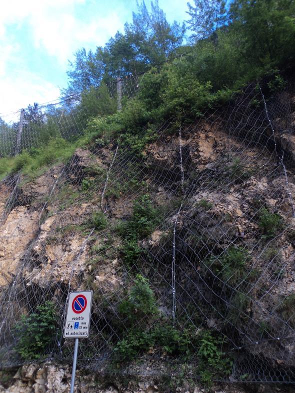 interferenza con viabilità comunale ex ed ingresso Grotte di