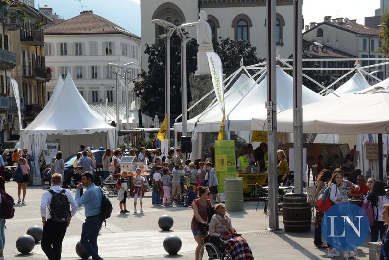 2 Venerdì mattina ci hanno pensato gli studenti delle scuole, dall infanzia agli istituti superiori, ad invadere gli stand in piazza XX Settembre e Cermenati, apprendendo le nozioni e curiosità sul