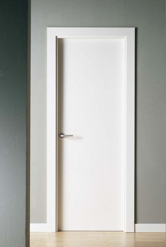 -SERRAMENTI -Serramenti interni Le porte interne saranno in laminato di colore bianco o Ral 9010, con maniglie satinate.