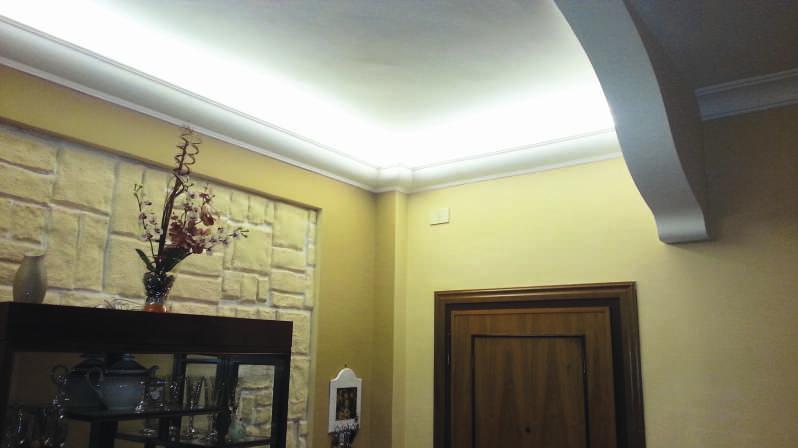 CORNICI PER ILLUMINAZIONE INDIRETTA Cornici in Polistirene Gessato per alloggiare luci Led - Taglio di luce unidirezionale a soffitto Lunghezza cornici cm. 00 Cm. 16 Cm. 18 14 7 Cm.