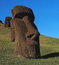 Tahai (circa 20 min a piedi dall hotel) per vedere il sole tramontare iconicamente dietro i grandi moai. Rientro in hotel e pernottamento. Pasti: colazione in hotel, pranzo e cena liberi.