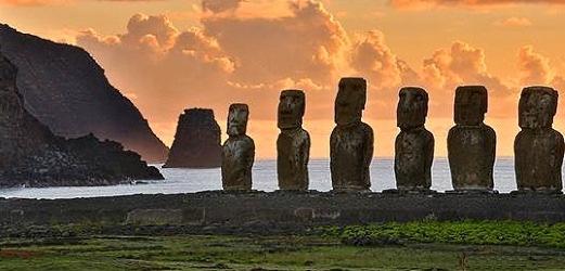 Lungo la costa si raggiunge il sito di Ahu Akahana, che si caratterizza per essere stata l ultima residenza del re Hotu Matua; si prosegue per il vulcano Rano Raraku con il cratere Poike, il più