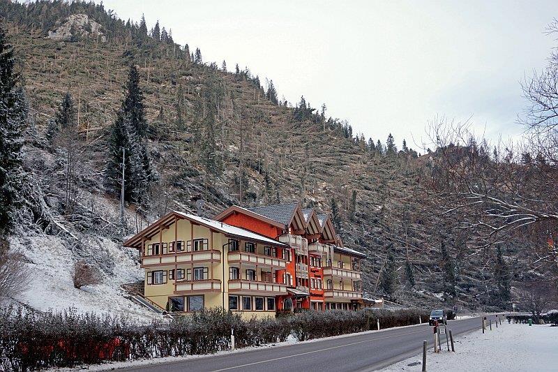 Il fattore protezione. Immagine dell Hotel Foresta poco prima di Moena.