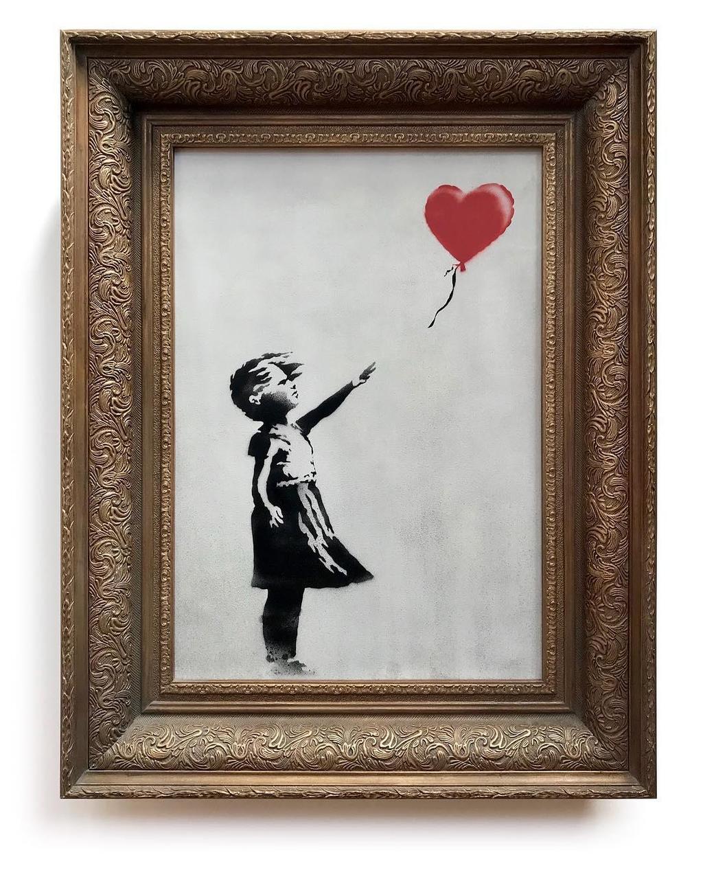 Descrizione: Raffigura una bambina con la mano tesa verso un palloncino rosso a forma di cuore, portato via dal vento.