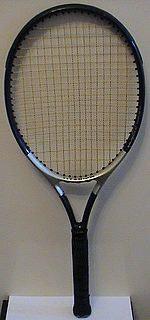 Il TENNIS Il tennis è uno sport che vede opposti due giocatori ( si parla di match singolare ) o quattro (due contro due, si parla di match di doppio).