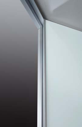 altezza in alluminio anodizzato consente di eliminare telai di sostegno e cerniere tradizionali valorizzando la semplicità