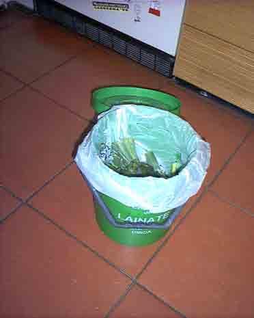 Strumenti I sacchi biodegradabili aiutano a mantenere il sistema pulito ed ordinato L uso di sacchetti, congiuntamente a frequenze di raccolta relativamente elevate,