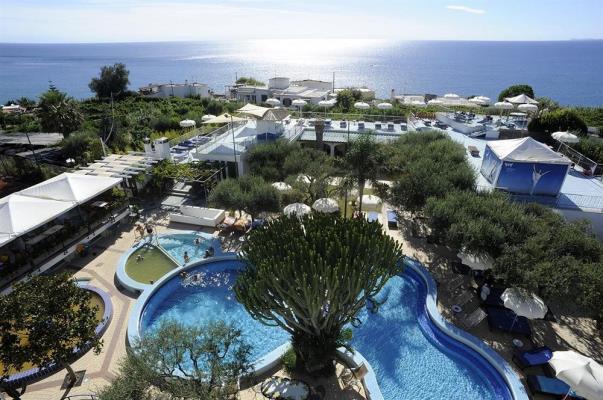 L'hotel si trova in una posizione panoramica privilegiata a pochi passi dal mare blu dell isola d Ischia, dal centro dell animata Forio e dal famoso parco termale Giardini Poseidon.