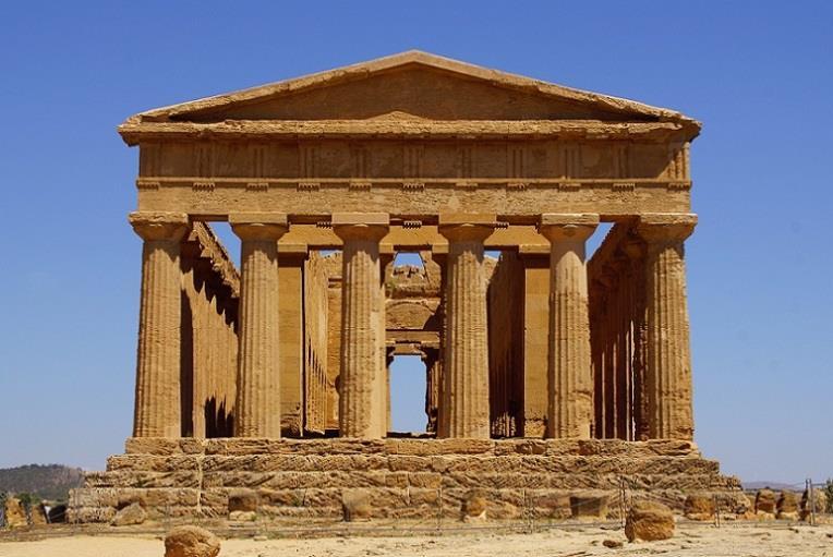 Magna Grecia La Magna Grecia è l'area geografica della penisola italiana meridionale che fu anticamente colonizzata dai Greci