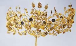 Diadema d oro a foglie di quercia e un letto decorato con