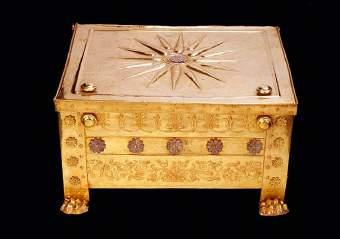 di un semplice sarcofago marmoreo una cassetta in oro con piedi